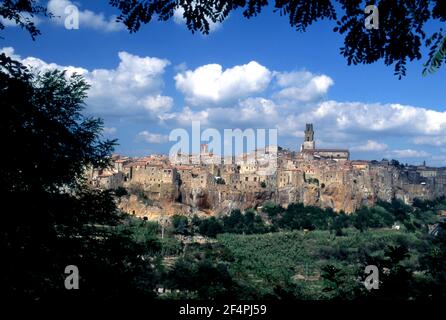 Ville toscane au sommet d'une colline dans la région de Grosseto Italie appelée Pitigliano. Banque D'Images