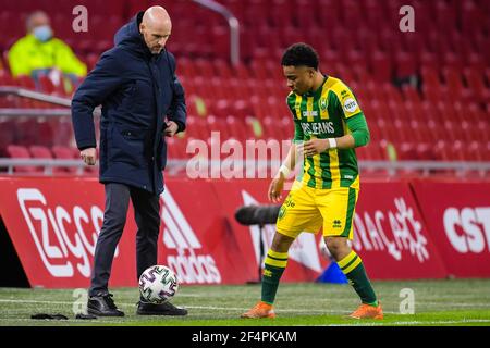 Erik Ten Hag, Vicente BesuijenAMSTERDAM, PAYS-BAS - MARS 21: Formateur / entraîneur Erik Ten Hag d'Ajax, Vicente Besuijen de l'ADO Den Haag pendant la DUT Banque D'Images