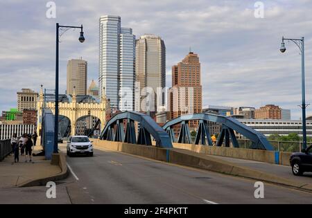 Le pont de la rue Smithfield au-dessus de la rivière Monongahela avec la ligne d'horizon de Centre-ville de Pittsburgh en arrière-plan.Pittsburgh.Pennsylvania.USA Banque D'Images