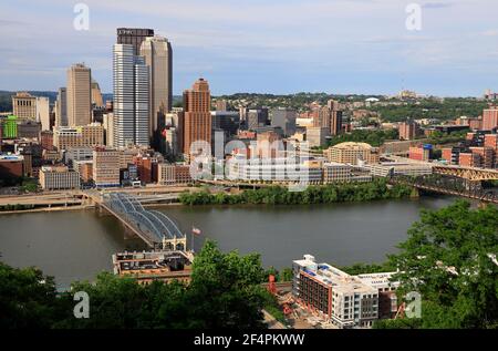 Vue sur le pont de la rue Smithfield sur la rivière Monongahela avec Centre-ville de Pittsburgh en arrière-plan de Mt.Washington .Pittsburgh.Pennsylvania.USA Banque D'Images