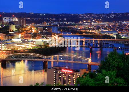 Vue nocturne des ponts sur la rivière Monongahela depuis Mount Washington.Pittsburgh.Pennsylvania.USA Banque D'Images