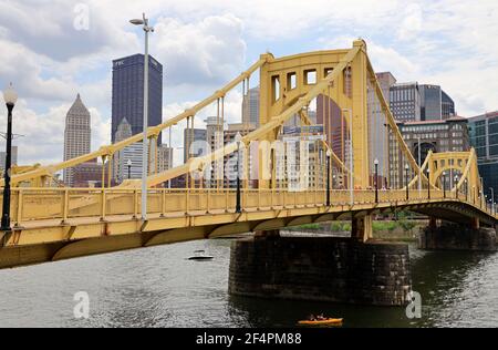 Andy Warhol Bridge avec le centre-ville de Pittsburgh en arrière-plan.Pittsburgh.Pennsylvania.USA Banque D'Images