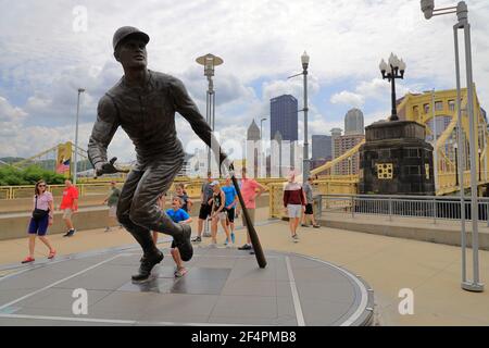 Statue de Roberto Clemente dans le parc PNC avec le pont de Roberto Clemente Et le centre-ville de Pittsburgh en arrière-plan.Pittsburgh.Pennsylvania.USA Banque D'Images