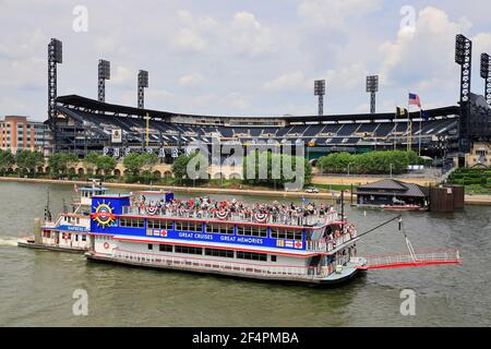 Heinz Field avec un bateau de croisière sur la rivière Ohio Dans Foreground.Pittsburgh.Pennsylvania.USA Banque D'Images