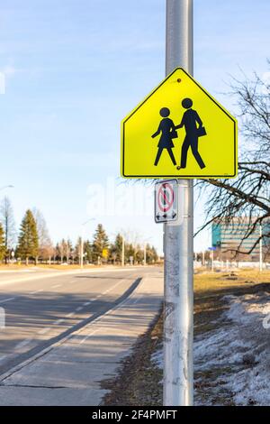 Ottawa, Canada - le 19 mars 2021 : panneau de l'école en avant sur la route à Ottawa, Canada Banque D'Images