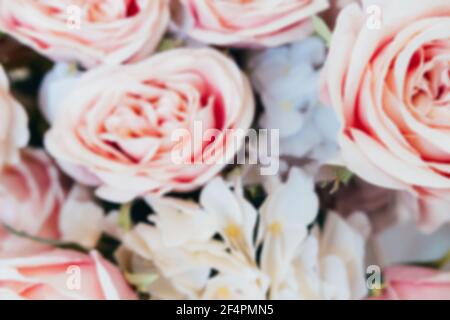 Arrière-plan floral flou avec des roses et des hortensias Banque D'Images
