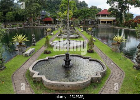 Fontaine dans le palais aquatique Tirta Gangga sur l'île de Bali, Indonésie Banque D'Images