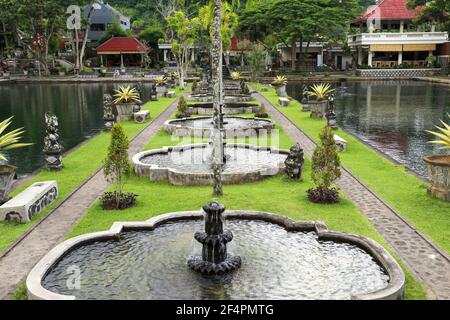 Fontaine dans le palais aquatique Tirta Gangga sur l'île de Bali, Indonésie Banque D'Images