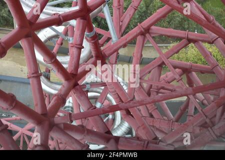 Répétition de tuyaux structurels. Comprend le toboggan le plus long et le plus haut du monde. ArcelorMittal Orbit, parc olympique de la Reine Elizabeth à Stratford Banque D'Images