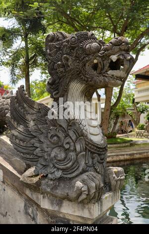 Statue de dragon au Palais de l'eau de Tirta Gangga East Bali, Indones Banque D'Images