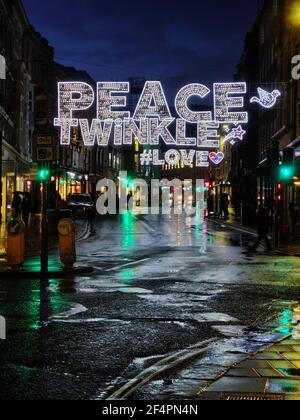 Des lumières et des reflets sous la pluie. Lumières de Noël. Situé dans une rue de Brighton, Sussex, Angleterre, Royaume-Uni, GB. Banque D'Images