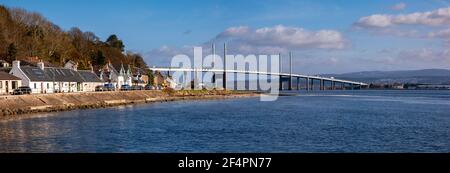 Vue sur le Moray Firth depuis la cale à North Kessock, le village enjambant le rivage et le pont Kessock enjambant le firth se joignant Banque D'Images