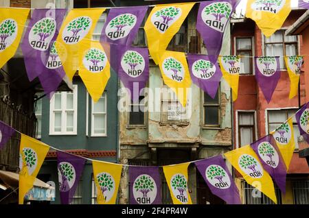 Istanbul, Turquie. 30 mai 2015. Les bannières politiques du Parti démocratique populaire (HDP) sont suspendues dans le quartier de Fatih à Istanbul. Le parti du Parti démocratique populaire (HDP) lance sa campagne électorale turque de 2015 à Istanbul. Crédit : John Wreford/SOPA Images/ZUMA Wire/Alay Live News Banque D'Images