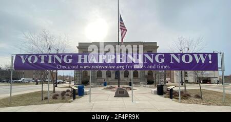 Racine, Wisconsin, États-Unis. 22 mars 2021. Un panneau encourageant le vote par anticipation se trouve devant l'hôtel de ville de racine, dans le Wisconsin, le lundi 22 mars 2021, alors que les Républicains de la législature de l'État proposent de nouvelles lois pour limiter le vote par anticipation et les boîtes de dépôt pour les bulletins de vote. Le vote par anticipation commence le mardi 23 mars pour l'élection d'avril 6 avec un concours national (pour le surintendant de l'instruction publique) et de nombreux concours locaux et régionaux. (Image de crédit : © Mark HertzbergZUMA Wire) Banque D'Images