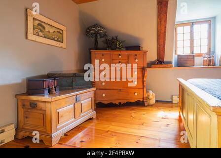 Commode et commode en pin dans la chambre principale avec très grand lit lit de taille et parquet en pin à l'étage à l'intérieur Une ancienne maison Canadiana vers 1735 Banque D'Images