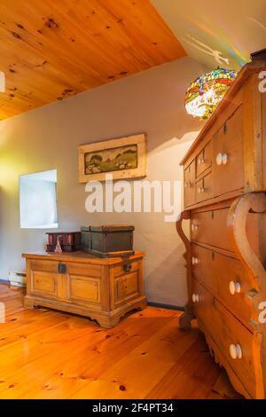 Commode et commode en pin dans la chambre principale avec pin plancher en bois à l'étage à l'intérieur d'un vieux vers 1735 Maison en pierre de champ Canadiana Banque D'Images