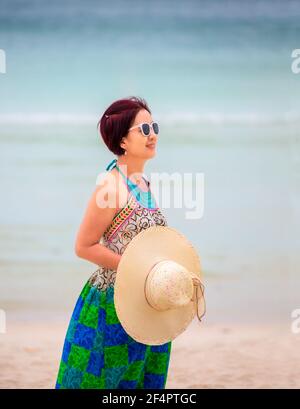 Femme asiatique d'âge moyen se détendant à la plage de chaweng à koh samui, en Thaïlande. Banque D'Images