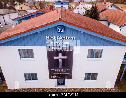 22 mars 2021, Mecklembourg-Poméranie occidentale, Koserow: Une affiche de protestation de l'Hôtel Association Ostseeinsel Usedom contre la fermeture continue de tous les établissements touristiques comme mesure de protection Corona est suspendue sur la façade de l'hôtel 'Hanse Kogge' à Koserow sur l'île de la mer Baltique d'Usedom. (Vue aérienne avec un drone) en raison des mesures de protection de Corona, les entreprises touristiques restent fermées aux vacanciers. Le fait que de nombreux Allemands sont en vacances à Majorque ces jours-ci provoque un étonnement parmi les hôteliers de l'île d'Usedom. Leurs maisons doivent rester fermées pour les touristes. Photo : Banque D'Images