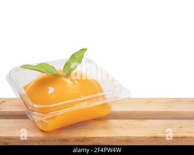Gâteau d'orange, un gros plan de la savoureuse pâtisserie maison de gâteau de gelée fruité isolée sur fond blanc. Banque D'Images