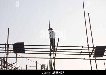 Travailleurs sur le chantier de construction de logements avec construction de cadre en bois, BEIJING, CHINE - 26 octobre 2015. Banque D'Images