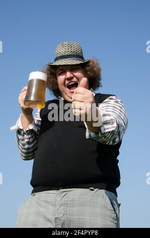Drôle de gros gars est de boire de la bière. Banque D'Images