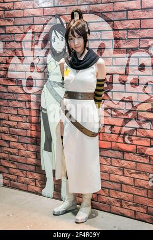 Une japonaise habillée en costume Tsubaki Nakatsukasa de Soul Eater pose devant une image de caractère, Tokyo International Anime Fair, Japon Banque D'Images