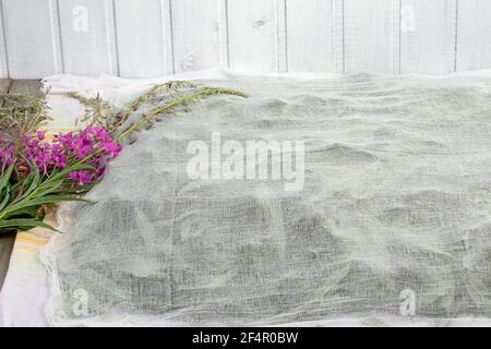 Récolte de l'herbe à feu pour le thé - séchage étendre les feuilles et les fleurs sous un chiffon fin. Banque D'Images