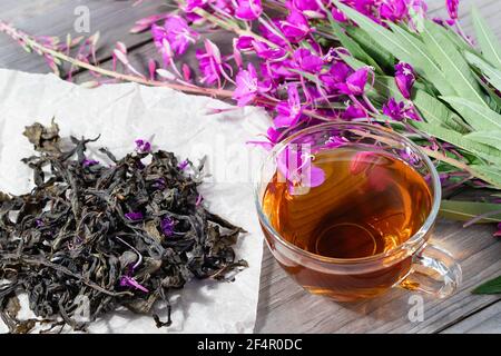 Tisane à base d'herbe à feu connue sous le nom de sally en fleur dans une tasse. Banque D'Images