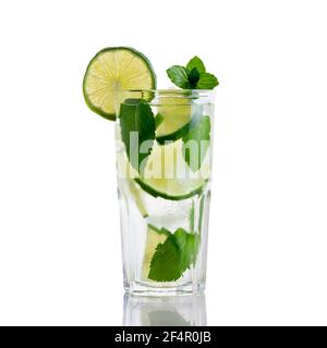 Un cocktail de mojito maison frais dans un grand verre avec de la chaux, de la menthe et de la glace, isolé sur fond blanc Banque D'Images