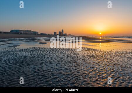 Oostende (Ostende) plage au bord de la mer du Nord au coucher du soleil avec des ondulations de sable, Flandre Occidentale, Belgique. Banque D'Images