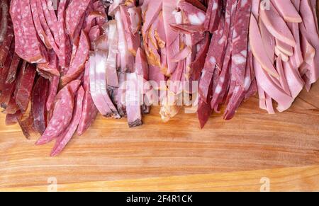 Mélanger différents types de saucisses et de viande hachée pour soupe de solyanka Banque D'Images
