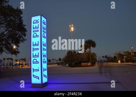 Affiche de la visionneuse électrique à la nouvelle jetée de St. Pete dans le centre-ville de Saint-Pétersbourg, Floride, États-Unis. Photographie de nuit. Exposition longue. Banque D'Images