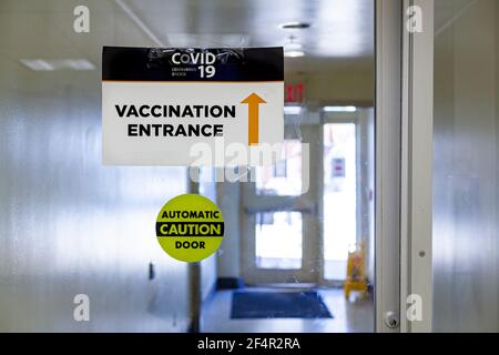Image montrant l'intérieur d'un établissement de santé avec verre Porte automatique avec une affiche collée sur l'entrée de Le site de vaccination COVID-19 Banque D'Images