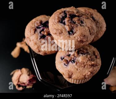 Blueberry Cinnamon Streusel Muffin s sur plaque noire et fond, règle des tiers, format paysage photographie alimentaire haute résolution Banque D'Images