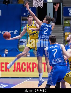 21 mars 2021, Hessen, Francfort-sur-le-main : sous le panier Simone Fontecchio (Alba Berlin, 20) passe devant Michael Kessens (Fraport Skyliners, 2). Match de basketball du BBL easyCredit entre Fraport Skyliners et Alba Berlin le 21 mars 2021 au Fraport Arena de Francfort-sur-le-main. Photo: Jürgen Kessler/dpa Banque D'Images