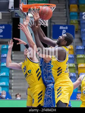 21 mars 2021, Hessen, Francfort-sur-le-main : Christ Koumadje (Alba Berlin, 21, à droite) et Simone Fontecchio (Alba Berlin, 20) unissent leurs forces pour empêcher Michael Kessens (Fraport Skyliners, 2) de se mettre à la balle. Match de basket-ball de l'easyCredit BBL entre les Fraport Skyliners et Alba Berlin le 21 mars 2021 dans le Fraport Arena à Francfort-sur-le-main. Photo: Jürgen Kessler/dpa Banque D'Images