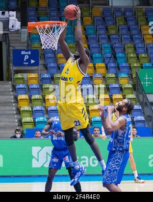 21 mars 2021, Hessen, Francfort-sur-le-main : Dunk par Christ Koumadje (Alba Berlin, 21). Match de basketball du BBL easyCredit entre Fraport Skyliners et Alba Berlin le 21 mars 2021 au Fraport Arena de Francfort-sur-le-main. Photo: Jürgen Kessler/dpa Banque D'Images