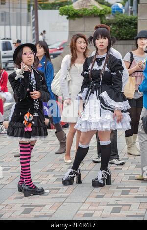 Lolita gothique japonaise et ami debout dans la rue où les sous-cultures se rassemblent à Harajuku, Tokyo, Japon Banque D'Images