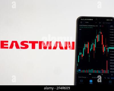 Dans cette illustration, les informations boursières d'Eastman Chemical Company affichées sur un smartphone avec le logo Eastman Chemical Company en arrière-plan. Banque D'Images