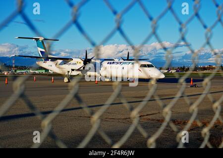 Richmond, Colombie-Britannique, Canada. 22 mars 2021. Un avion de ligne régional de turbopropulseur WestJet encore DeHavilland Canada Dash 8-400 (C-FKWE) stationné et entreposé à l'aérogare sud de l'aéroport international de Vancouver. Crédit : Bayne Stanley/ZUMA Wire/Alay Live News Banque D'Images