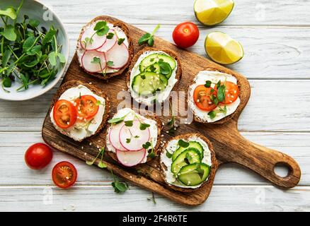 Sandwiches avec des légumes sains et des micro verts sur un bois tableau Banque D'Images