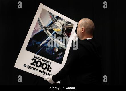 Mark Hochman, consultant en posters de Prop Store, détient un goulot d'étranglement Gallery une feuille lenticulaire pour le film de 1968 '2001: A Space Odyssey (estimation de £200-300) lors d'un aperçu de la prochaine vente aux enchères d'affiches de cinéma par le Prop Store à Chorleywood, Hertfordshire. Date de la photo: Jeudi 11 mars 2021. Banque D'Images