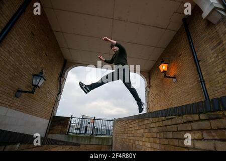 Photo d'Andy Pearson, propriétaire de London Parkour Out Training à Canada Water, Lodnon, non publiée précédemment le 08/02/21. Pearson tient généralement de grandes classes sur et hors site, le parc d'enseignement et le mouvement pratique pour tous les âges, mais ne peut s'entraîner que par lui-même ou tenir 1 à 1 classes en raison du coronavirus. Date de publication : le mardi 23 mars 2021. Banque D'Images