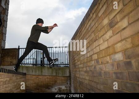 Photo d'Andy Pearson, propriétaire de London Parkour Out Training à Canada Water, Lodnon, non publiée précédemment le 08/02/21. Pearson tient généralement de grandes classes sur et hors site, le parc d'enseignement et le mouvement pratique pour tous les âges, mais ne peut s'entraîner que par lui-même ou tenir 1 à 1 classes en raison du coronavirus. Date de publication : le mardi 23 mars 2021. Banque D'Images