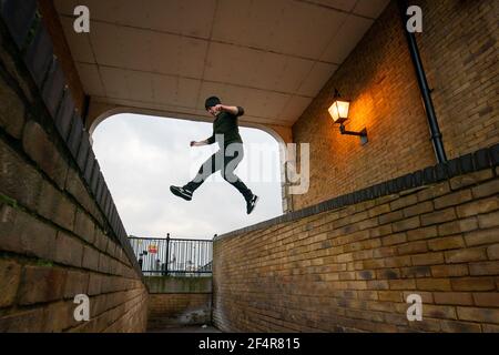 Photo d'Andy Pearson, propriétaire de London Parkour Out Training à Canada Water, Lodnon, non publiée précédemment le 08/02/21. Pearson tient généralement de grandes classes sur et hors site, le parc d'enseignement et le mouvement pratique pour tous les âges, mais ne peut s'entraîner que par lui-même ou tenir 1 à 1 classes en raison du coronavirus. Date de publication : le mardi 23 mars 2021. Banque D'Images