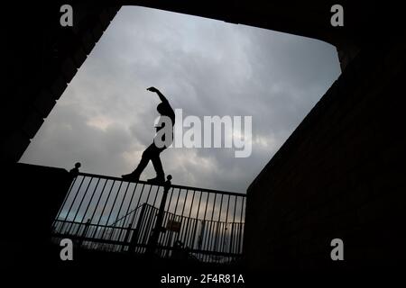 Photo d'Andy Pearson, propriétaire de London Parkour Out Training à Canada Water, Lodnon, non publiée précédemment le 08/02/21. Pearson tient généralement de grandes classes sur et hors site, le parc d'enseignement et le mouvement pratique pour tous les âges, mais ne peut s'entraîner que par lui-même ou tenir 1 à 1 classes en raison du coronavirus. Date de publication : le mardi 23 mars 2021. Banque D'Images