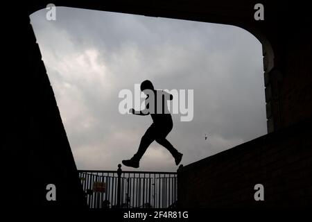 Photo d'Andy Pearson, propriétaire de London Parkour Out Training à Canada Water, Lodnon, non publiée précédemment le 08/02/21. Pearson tient généralement de grandes classes sur et hors site, le parc d'enseignement et le mouvement pratique pour tous les âges, mais ne peut s'entraîner que par lui-même ou tenir 1 à 1 classes en raison du coronavirus. Date de publication : le mardi 23 mars 2021. Banque D'Images