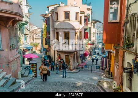 Balat, Istanbul, Turquie - 23 février 2021 - Photographie de rue d'une rue dans le quartier historique de Balat avec des maisons colorées traditionnelles Banque D'Images