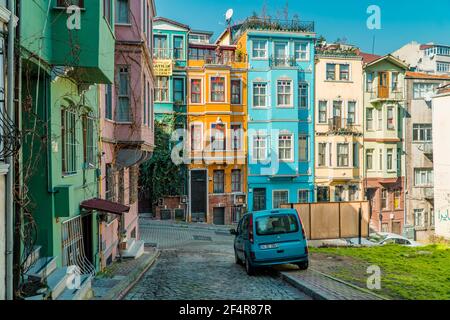 Balat, Istanbul, Turquie - 23 février 2021 - Photographie de rue d'une rue dans le quartier historique de Balat avec des maisons colorées traditionnelles Banque D'Images