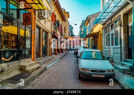 Balat, Istanbul, Turquie - 23 février 2021 - Photographie de rue d'une rue dans le quartier historique de Balat avec des maisons colorées traditionnelles Banque D'Images